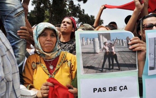 مغاربة يحتجون أمام السفارة الفرنسية على تعري ناشطتي “فيمن”