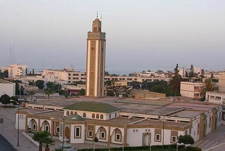 غريب ….. مغاربة يفطرون قبل آذان المغرب