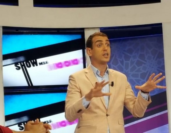 “مومو” يدخل في هستيريا مباشرة بعد علمه بتوقيف برنامجه وهكذا كان ردة فعله