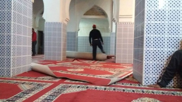 الريصاني… مندوبية الأوقاف بولاية درعة تافيلالت تشرف على عملية تفريش مسجد قصور مزكيدة وتسلم شيكا لجمعية أخنوس.