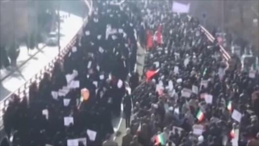 تواصل الاحتجاجات بإيران واتهام “عملاء أجانب” بقتل متظاهريْن