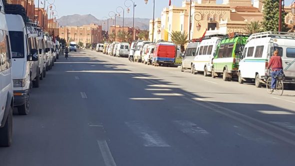 أرباب النقل المزدوج بتنغير يعتصمون أمام مقر المجلس الجماعي للمدينة + فيديو