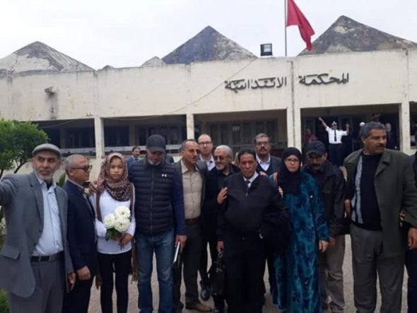 انتهاء محنة أستاذ خريبكة، والتلميذة المعنفة تستقبله بباقة من الورود