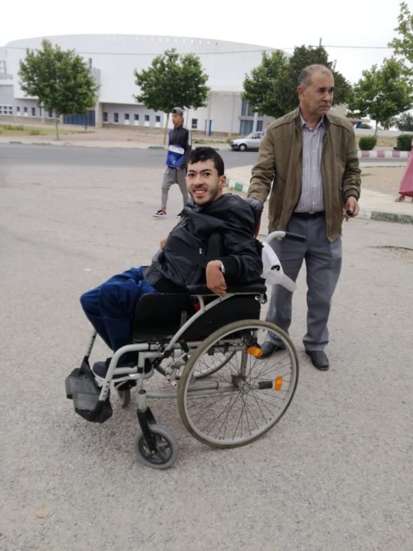 تلميذ مصاب بشلل كلي يتمكن في الحصول على شهادة البكالوريا بميزة حسن