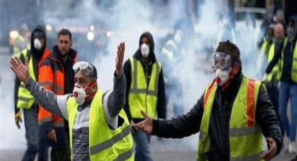 السترات الصفراء تعود بقوة للإحتجاج بشوارع باريس، واعتقالات تطال العشرات في وضع متوثر.