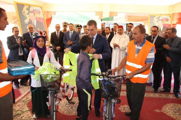 عامل إقليم تنغير يشرف على توزيع لوازم مليون محفظة والدراجات الهوائية