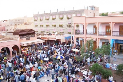 السلطات المحلية تتفاعل مع مطالب التجار والمهنيين وتبدأ حملة تحرير الملك العمومي بمركز مدينة تنغير