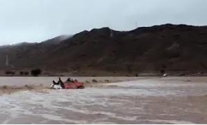 بالفيديو : سائق و مساعده عالقان وسط الفيضانات نواحي تنغير‎