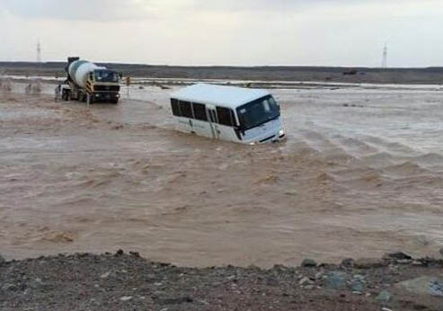 وادي ” اميضر ” يجرف حافلة و يعزل الدواوير المجاورة