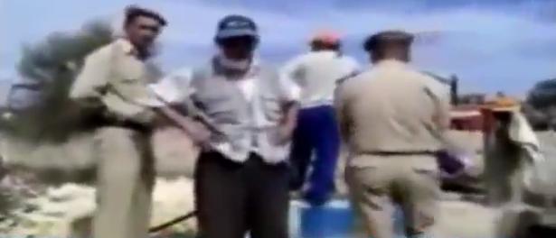 بعد الدركي والمعلم قايد يعتدي على رجل مسن بالضرب والشتم
