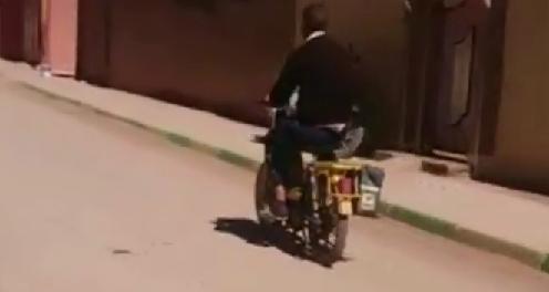 فقط في تنغير إبن ساعي البريد يأخد دراجة عمل والده للثانوية