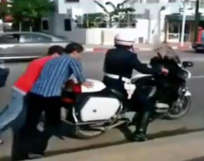 الشعب في خدمة الشرطة