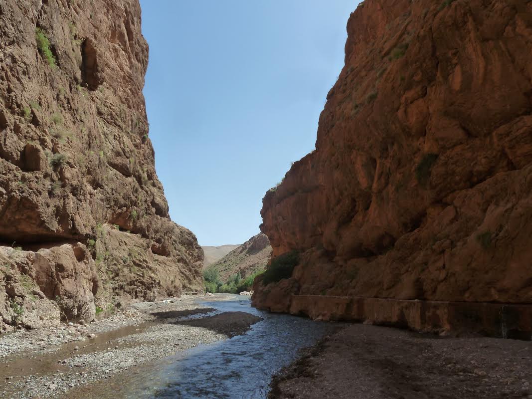 مضايق أكوتي بإغيل نومكون سحر الطبيعة و هدوء المكان