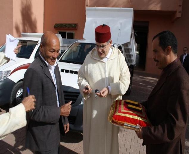تنغير : عامل الإقليم يشرف على تسليم شاحنتين صغيرتين لجمع النفايات لفائدة الجماعة المحلية لتودغى السفلى
