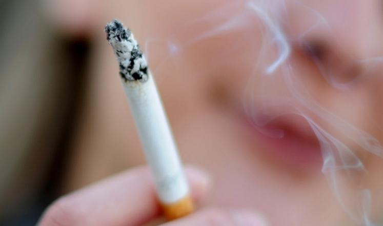 ‫التدخين هو العدو الأول لجمال البشرة‬