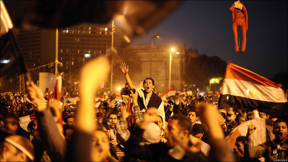 عاجل و بالفيديو : مباشرة من مصر .. الآلاف يقتحمون ميدان التحرير مُطالبين بإسقاط النظام