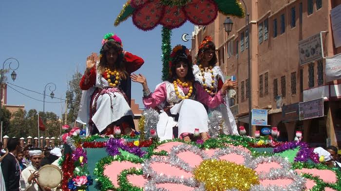 مهرجان الورود54 … موكب ملكة الورد مناسبة لإستحضار الموروث الثقافي الذي تمتاز به واحتي مكونة و دادس.