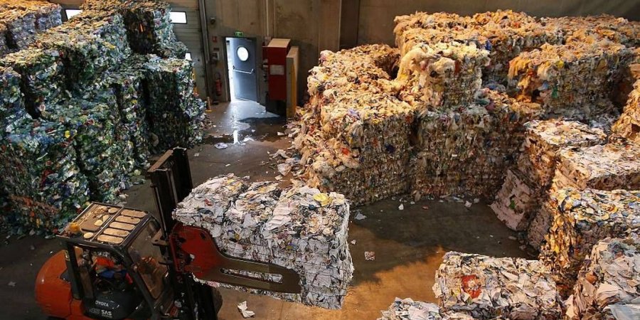 الحكومة توقف استيراد النفايات و تكلف وزارة الداخلية بالتحقيق في قضية النفايات الإيطالية