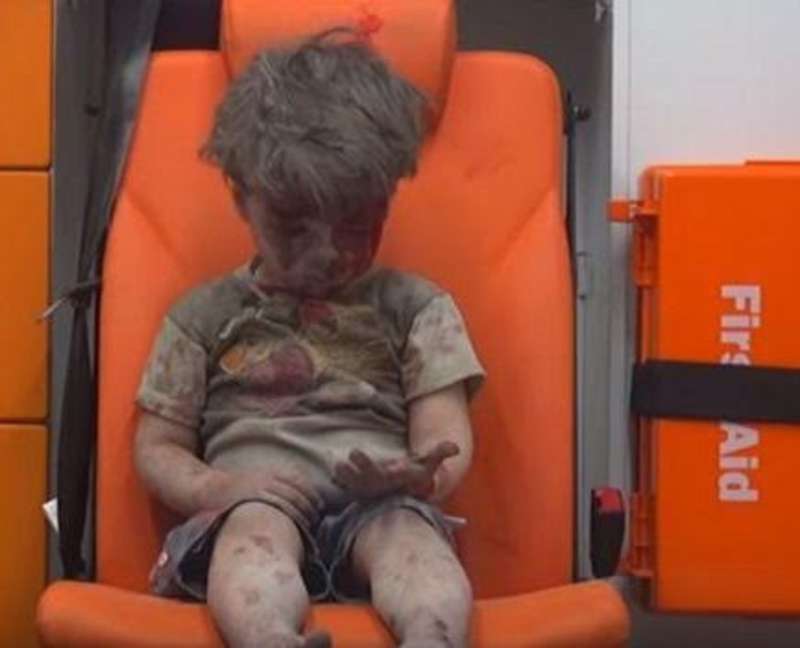 فيديو .. مذيعة لم تتحمل قساوة مشهد الطفل عمران الذي هز العالم