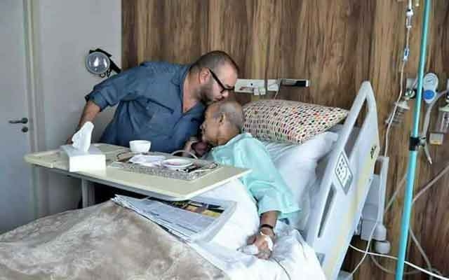 صورة ملك محمد السادس يُقبل رأس اليوسفي تلهب شبكات التواصل