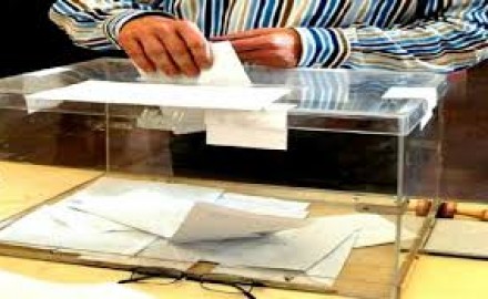 شاب يكسر صندوق الاقتراع بأحد مكاتب التصويت