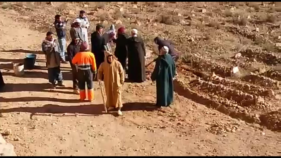 سابقة : لأسباب قبلية.. أشخاص يمنعون عائلة من دفن ميتها نواحي تنغير