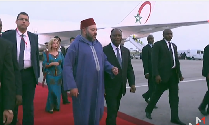 الملك يحل بأبيدجان.. ورئيس كوت ديفوار في استقباله