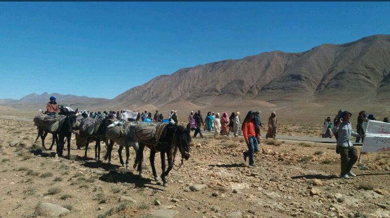 تنغير :التهميش و الإقصاء يدفع بساكنة قبيلة “تيمولا” لقطع عشرات الكيلومترات سيرا على الأقدام نحو تنغير