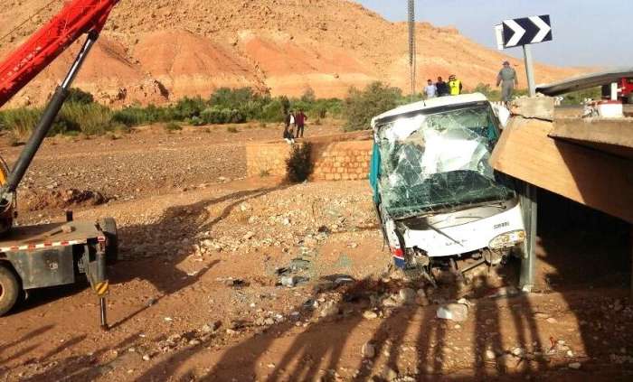 مصرع شخص وإصابة 43 آخرين بجروح في حادثة انحراف حافلة عن مسارها بتيشكا