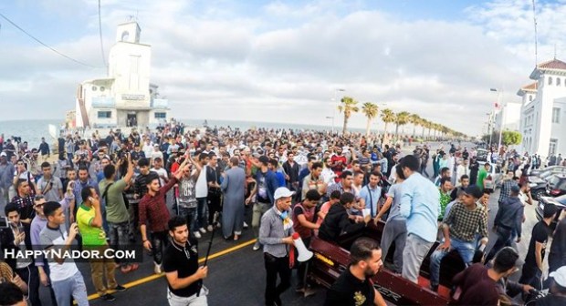 الحسيمة تخرج في أكبر مسيرة منذ اعتقال قادة الحراك ووالدة الزفزافي:أنا فخورة بابني لقد تصرف كرجل