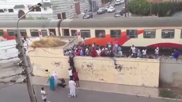 اندلاع حريق بإحدى عربات قطار بالدار البيضاء + فيديو