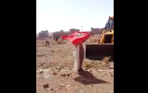 فيديو: سيدة من تنغير تقف امام جرافة، في خلاف حول مشكل اراضي عائلتها ..