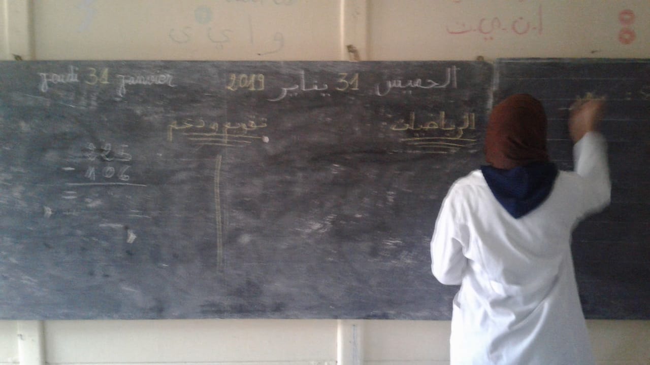 إستئناف الدراسة بوحدة أيت الهامي بم.م اموكر بجماعة اسول بعد احتراق حجرتها المبنية بالمفكك.