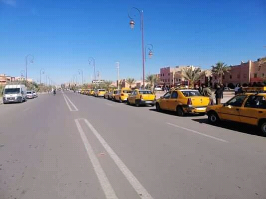 زاكورة..أصحاب النقل المزدوج يرغمون أرباب سيارة الأجرة الصنف 2لخوض اضراب