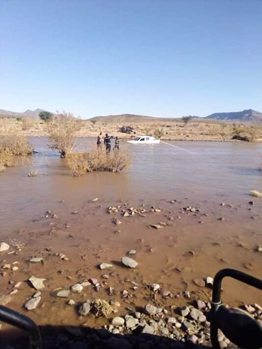 زاكورة : غرق سيارة خفيفة بواد درعة في يوم مشمس.