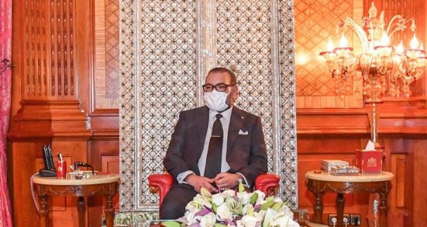 الملك محمد السادس يرتدي الكمامة الواقية ويتجول في شوارع الرباط لتفقد أحوال شعبه في زمن الكورونا
