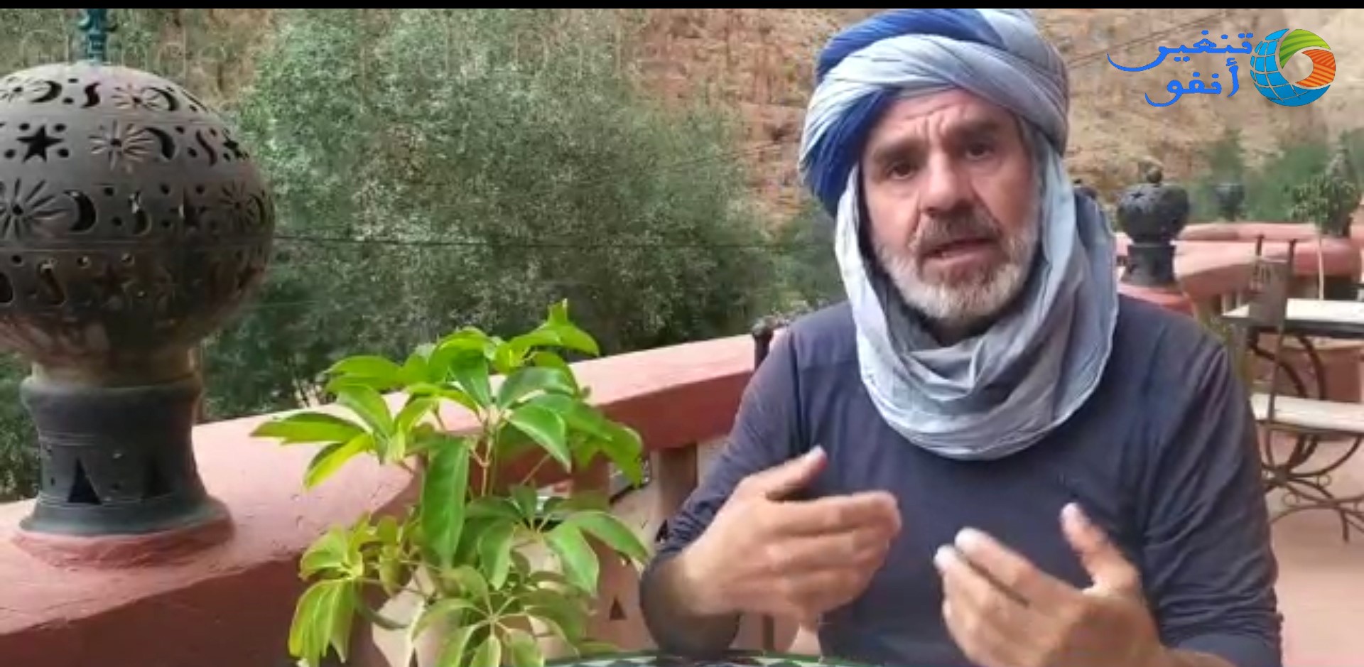 حصري .. مشيا على الأقدام رحالة نمساوي من أصل عراقي يقطع 13800 كلم وصولا إلى دادس+ فيديو