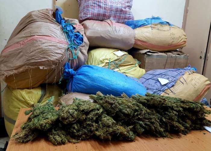 الرشيدية.. توقيف عصابة متخصصة في تهريب المخدرات وحجز سيارة محملة بحوالي 250 كيلو غرام منها