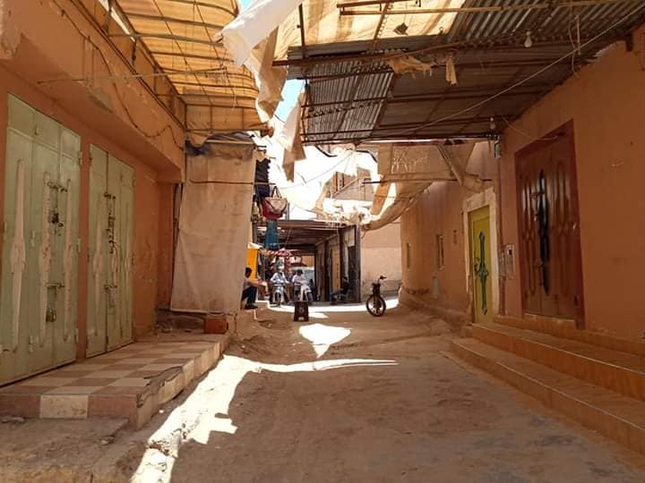 تجار بتنغير يسائلون رئيس المجلي البلدي عن أسباب إستثناء محلاتهم من مشروع تسقيف “زنقة العيالات”
