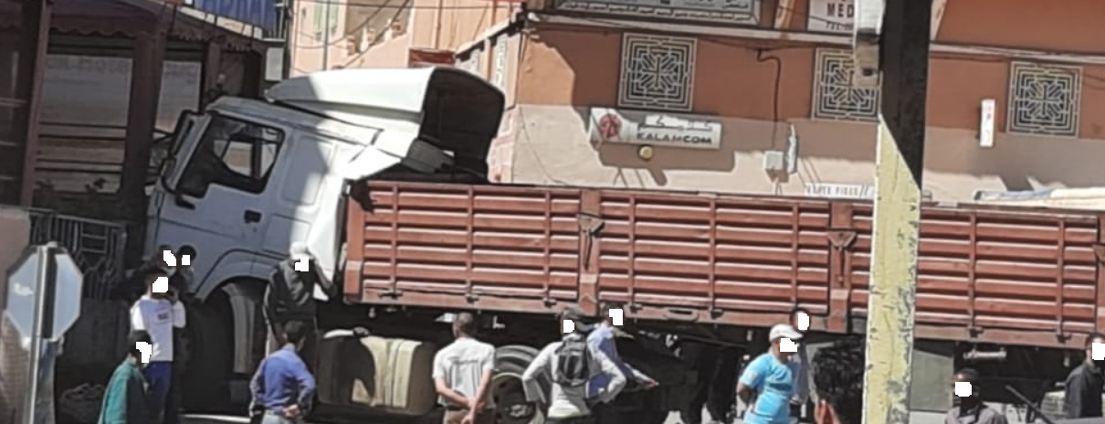 شاحنة ذات مقطورة كبيرة ترتطم بواجهة فندق ببومالن دادس