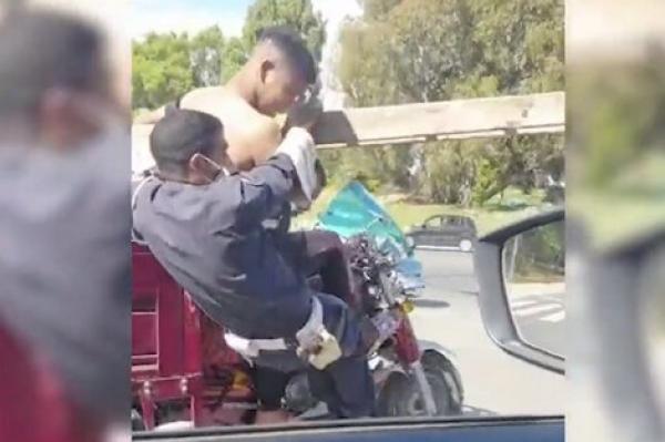 بالفيديو: رجل أمن يعرض حياته للخطر لتوقيف سائق “تريبورتور والشرطة القضائية بمدينة سلا تفتح بحثا قضائيا