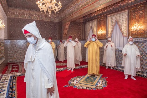 الملك محمد السادس يؤدي صلاة عيد الأضحى وينحر أضحية العيد بالمضيق