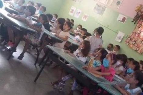 هذه تفاصيل الصورة الصادمة لـ”تكدس التلاميذ”