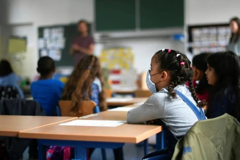 وزارة التربية الوطنية تدعو إلى التقيد الصارم بالتدابير الاحترازية وسط المدارس