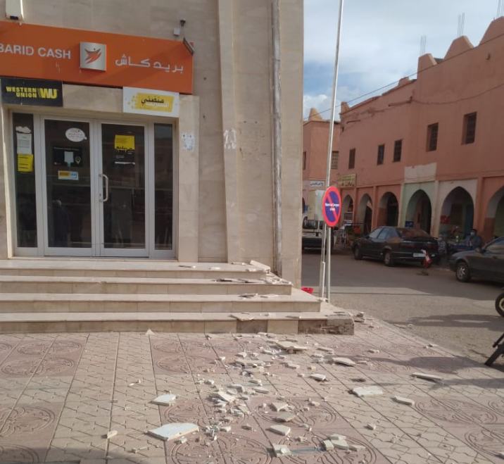 تنغير..إصابة مواطن بجروح نتيجة سقوط احجار من بناية البريد على رأسه