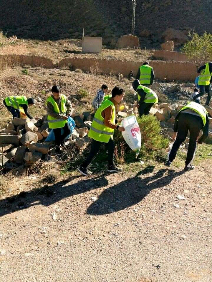 ايت سدرات : في اليوم العالمي للتطوع ..شباب ايت حمو اسعيد يتطوعون في مبادرة بيئية