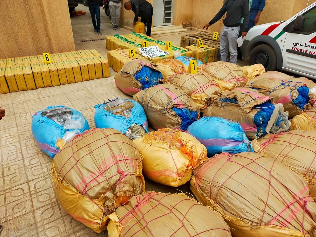 مصالح الديستي والشرطة القضائية بالراشيدية تحجز طنين ونصف من المخدرات