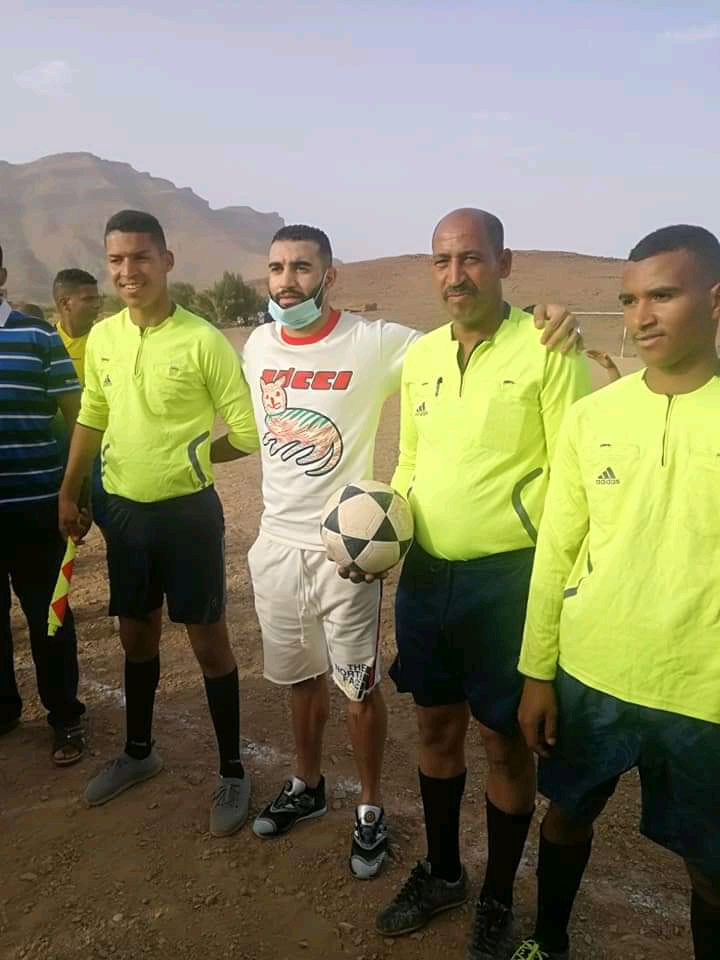 اللاعب”اسماعيل الحداد”‘ يزور مسقط رأسه بتميضرت إقليم زاكورة