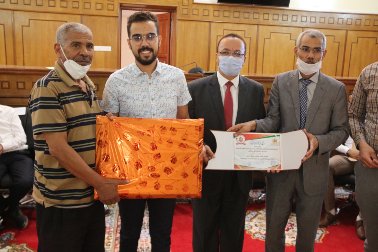قضاة و نواب وكيل الملك وموظفين بالمحكمة الابتدائية لتنغير يكرمون في حفل توديعهم