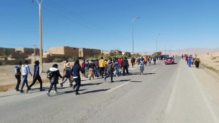 الرشيدية : ساكنة قصر مسكي تنظم مسيرة احتجاجية مشيا على الأقدام في اتجاه الرباط